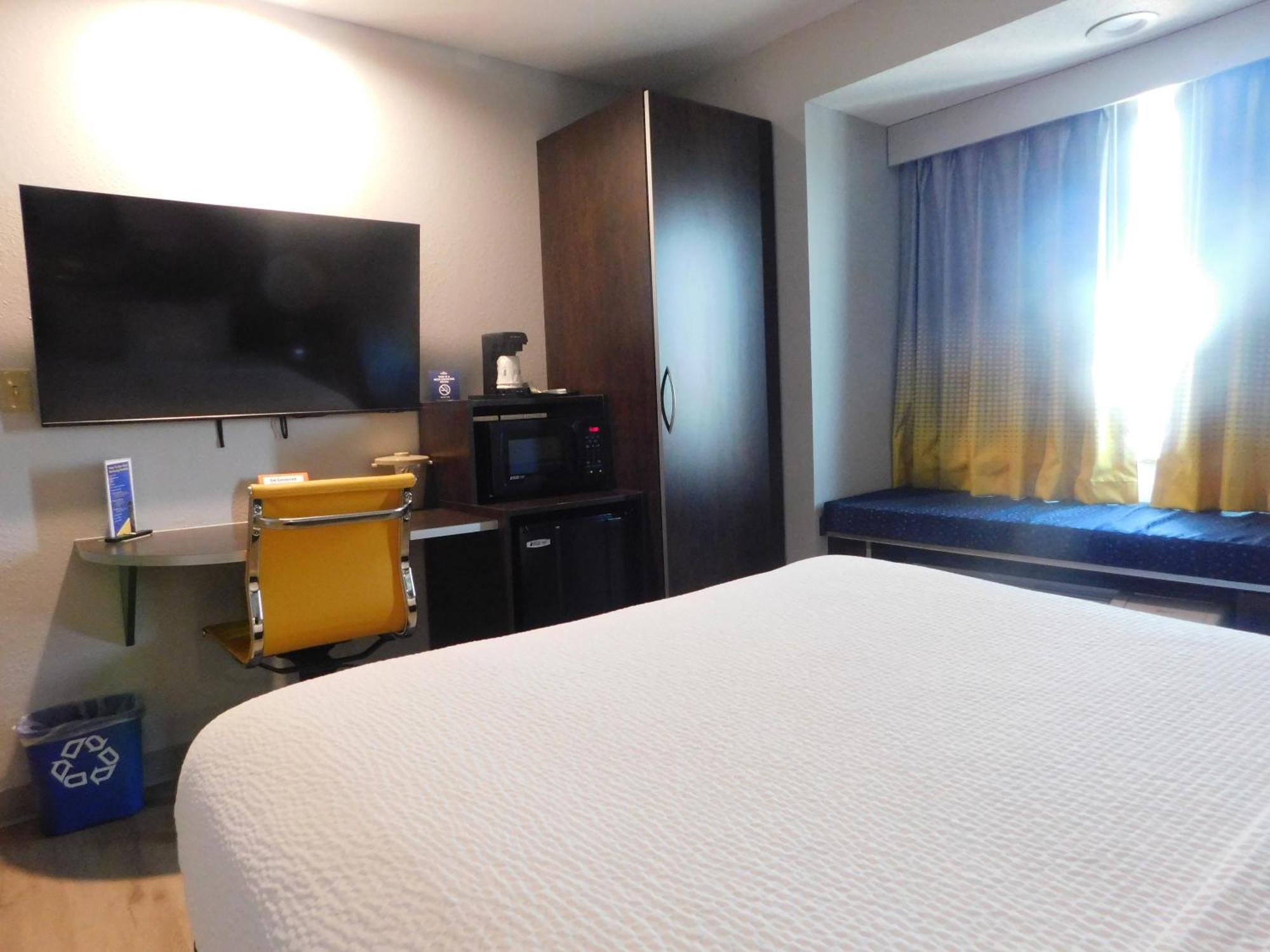 Microtel Inn & Suites By Wyndham Wheeling At The Highlands Triadelphia Eksteriør bilde