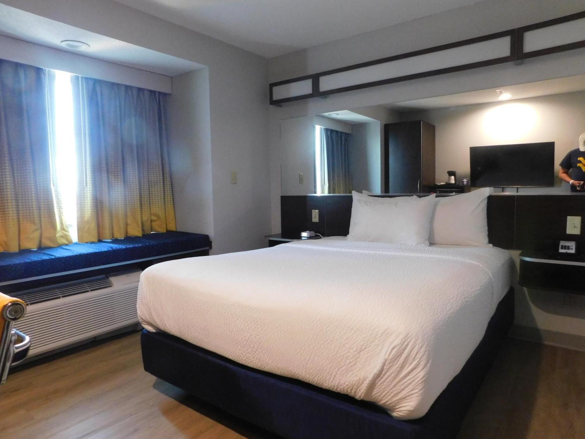 Microtel Inn & Suites By Wyndham Wheeling At The Highlands Triadelphia Eksteriør bilde