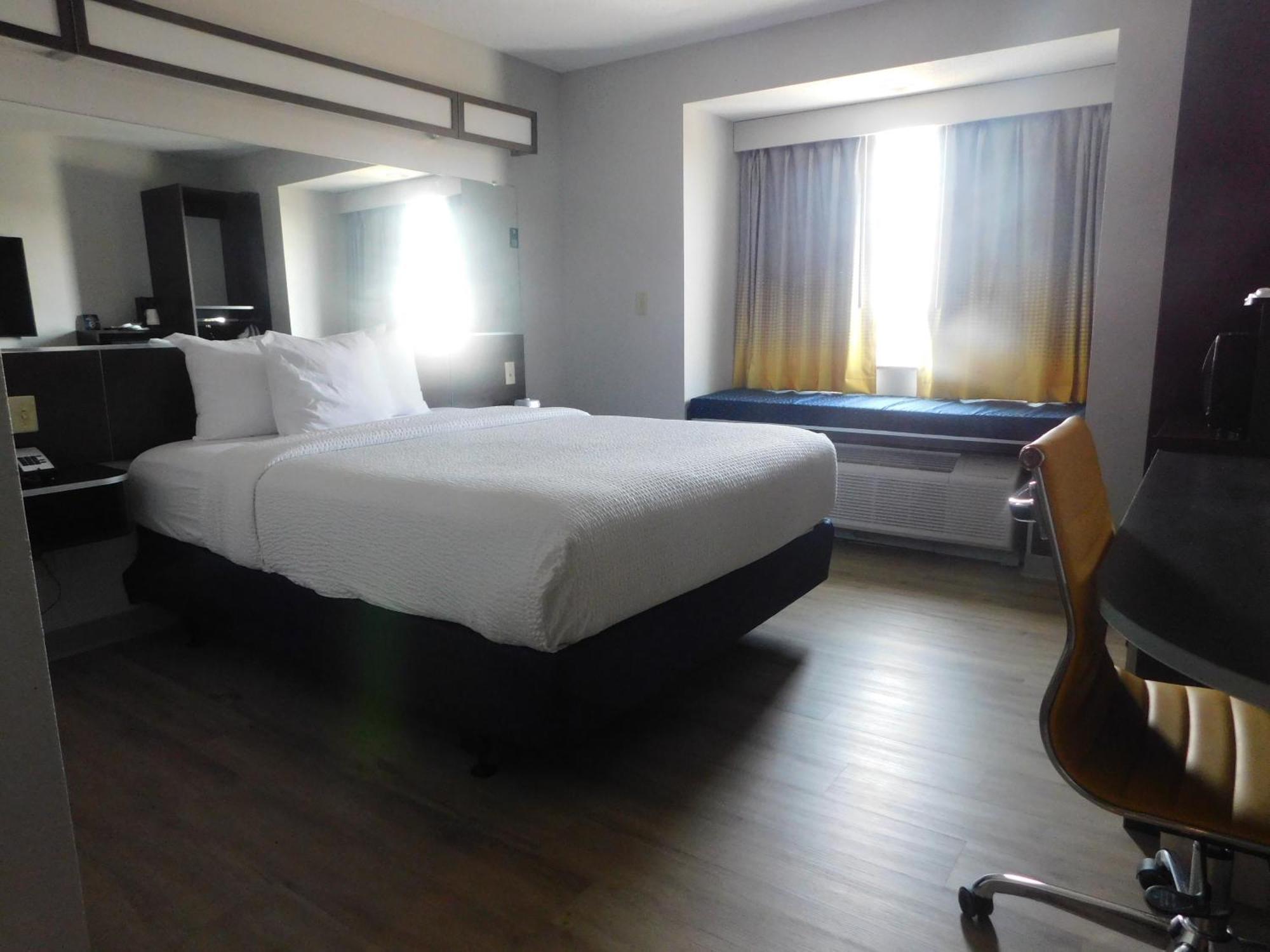 Microtel Inn & Suites By Wyndham Wheeling At The Highlands Triadelphia Eksteriør bilde
