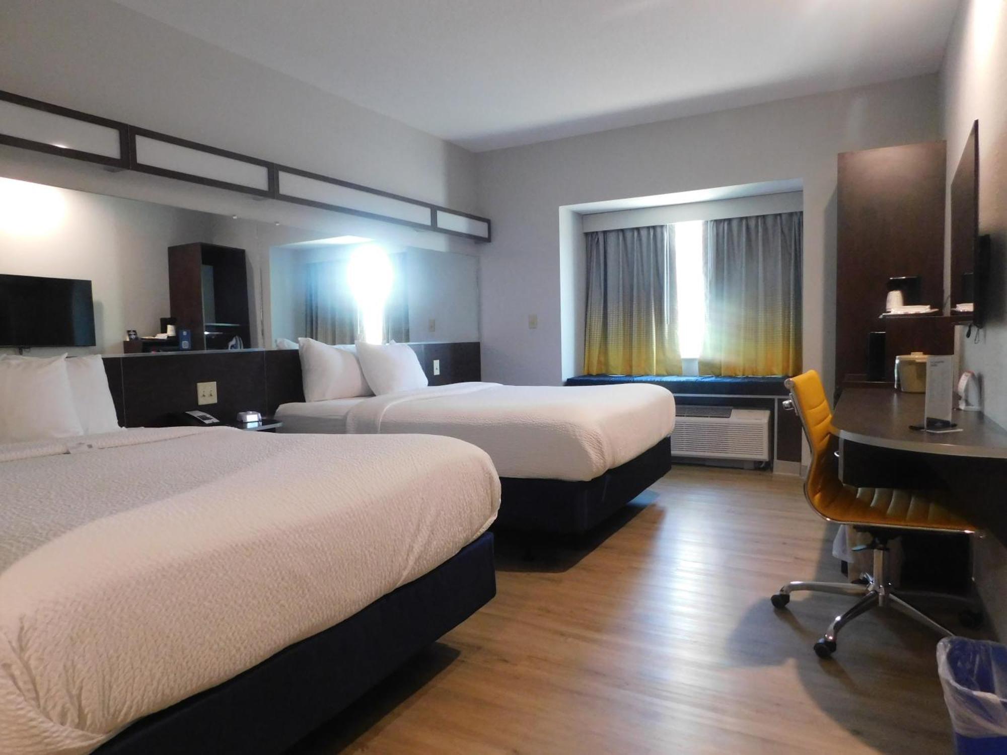 Microtel Inn & Suites By Wyndham Wheeling At The Highlands Triadelphia Eksteriør bilde