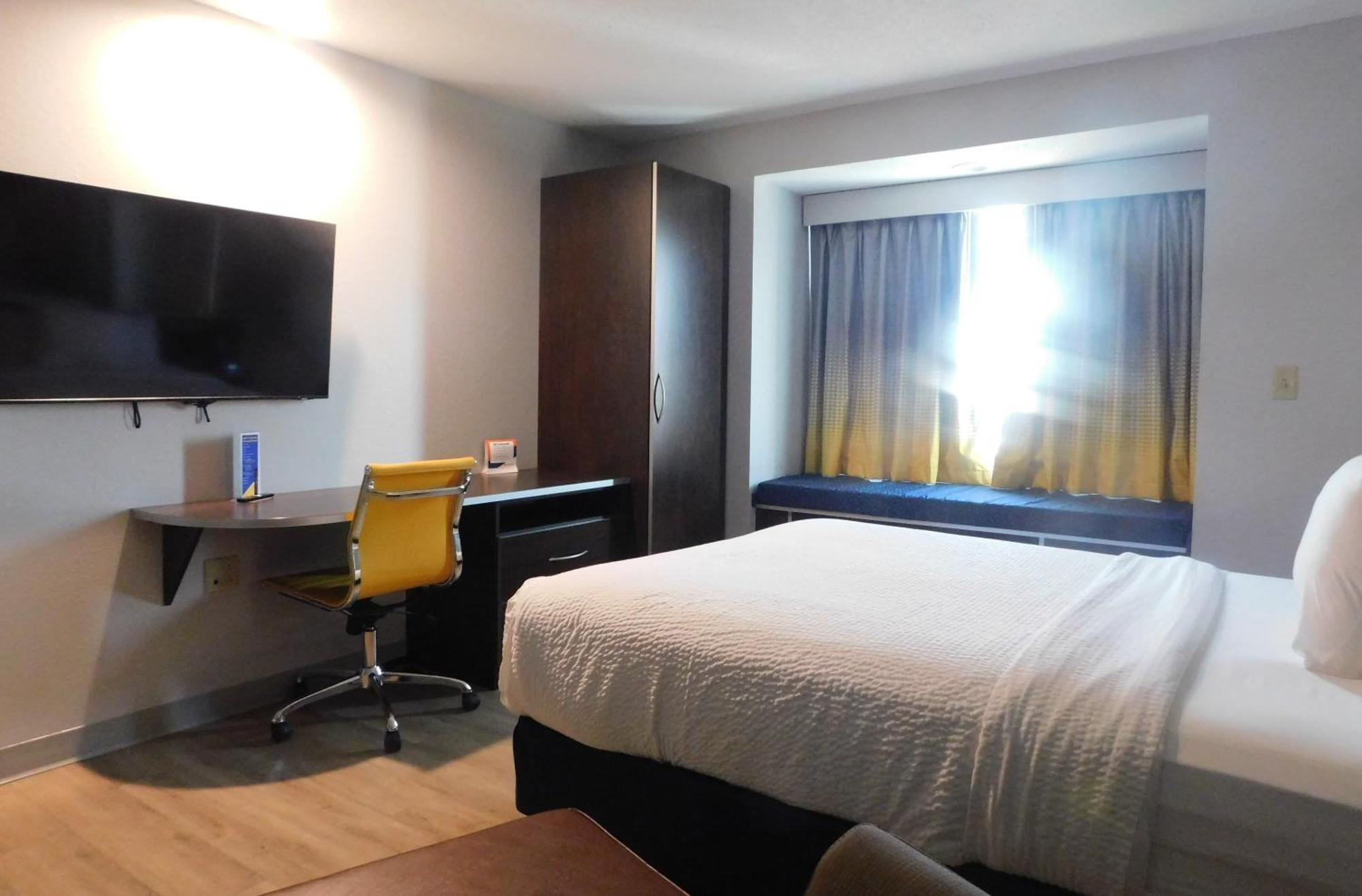 Microtel Inn & Suites By Wyndham Wheeling At The Highlands Triadelphia Eksteriør bilde