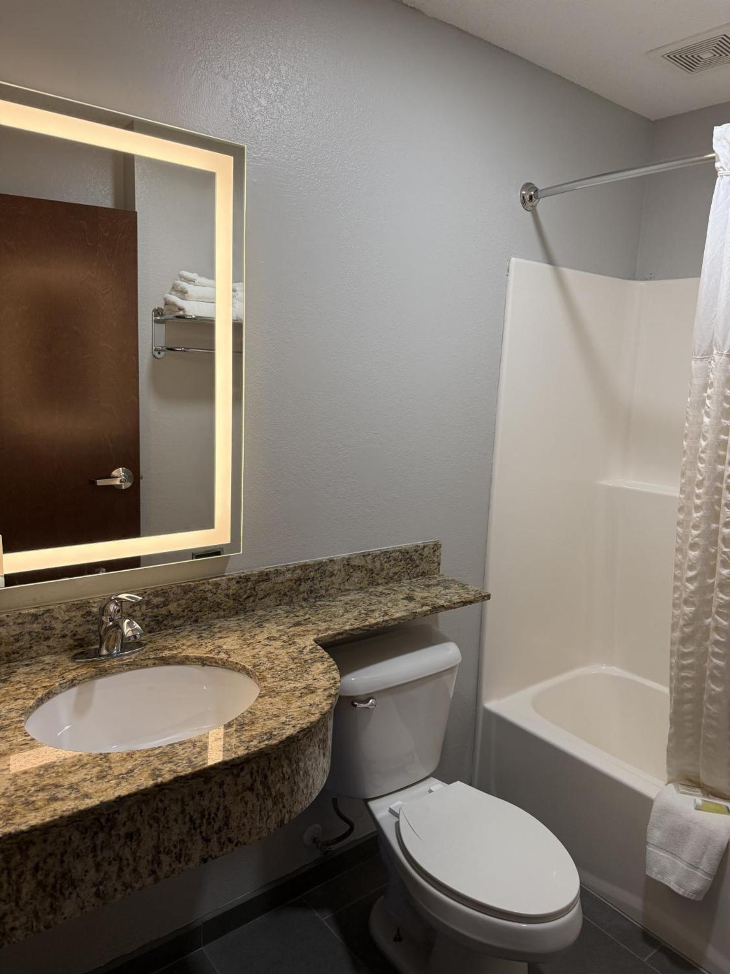 Microtel Inn & Suites By Wyndham Wheeling At The Highlands Triadelphia Eksteriør bilde